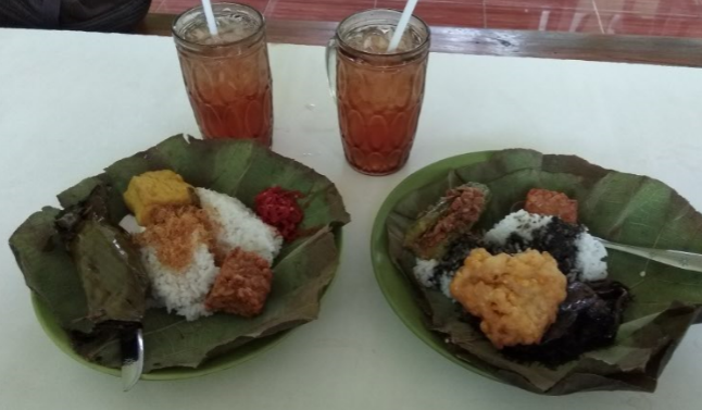 Nasi Jamblang Ibu Nur. Kuliner Cirebon, Nasi Jamblang, Kuliner Nasi Jamblang, Nasi Jamblang Khas Cirebon.