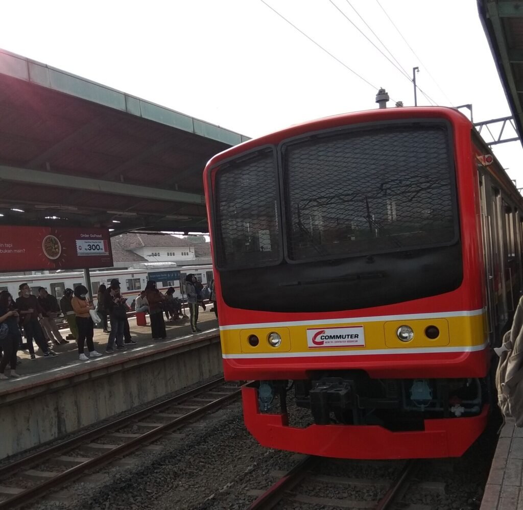 KRL Commuterline transportasi darat